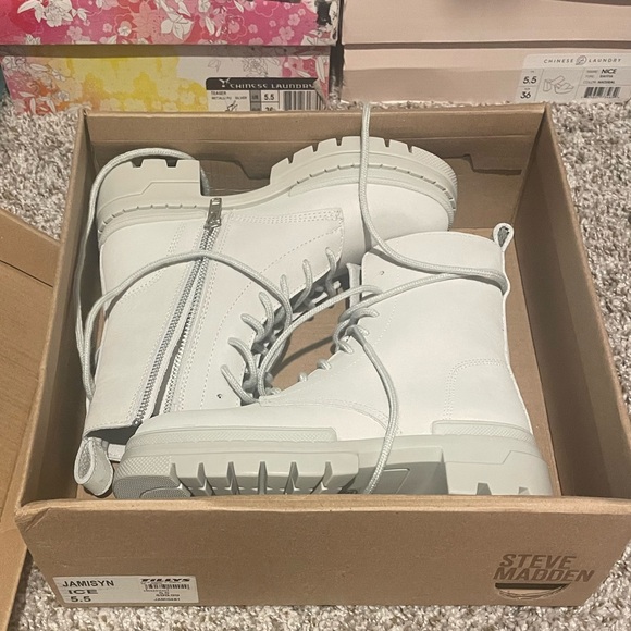 Steve Madden Jamisyn Combat Boot 🤍 - Picture 7 of 9